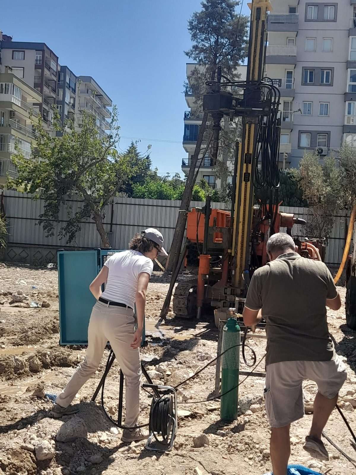 Sondaj ekibi saha denetimi ve numune kontrolü