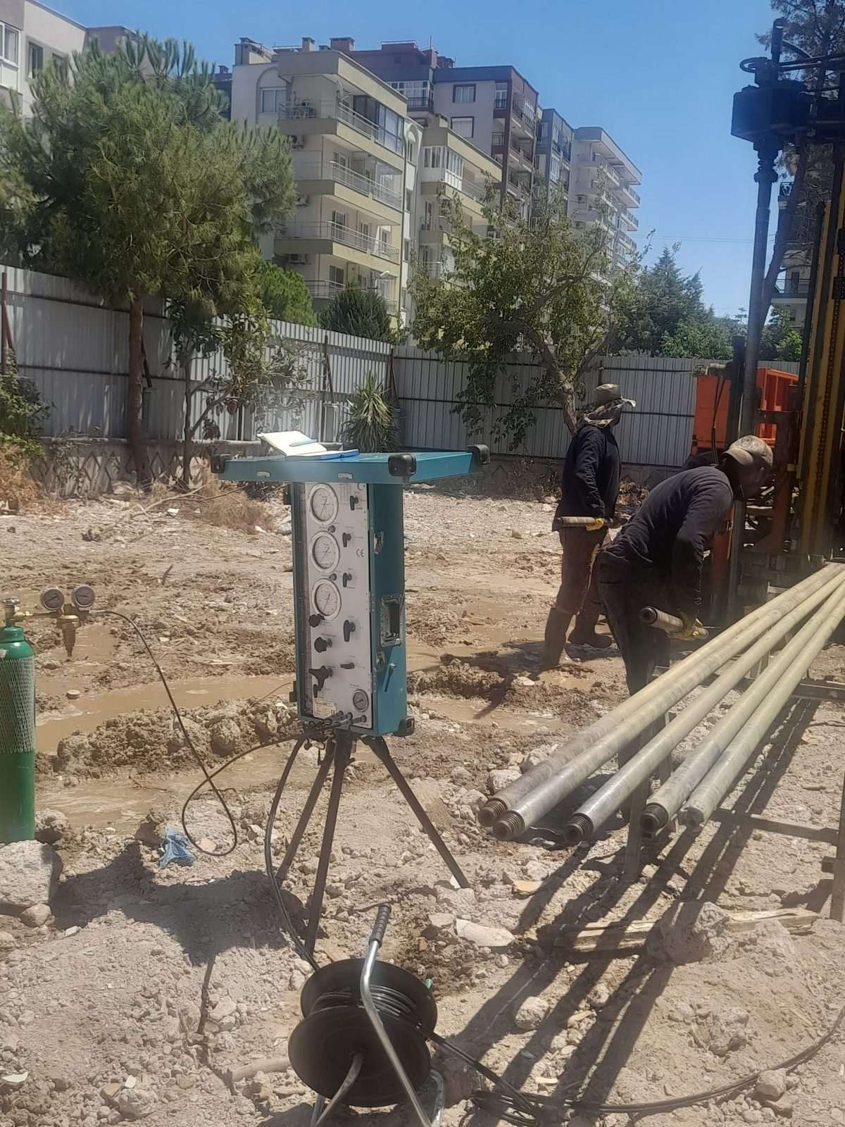 Sahada presiyometre deney ekipmanı ve sondaj çalışması