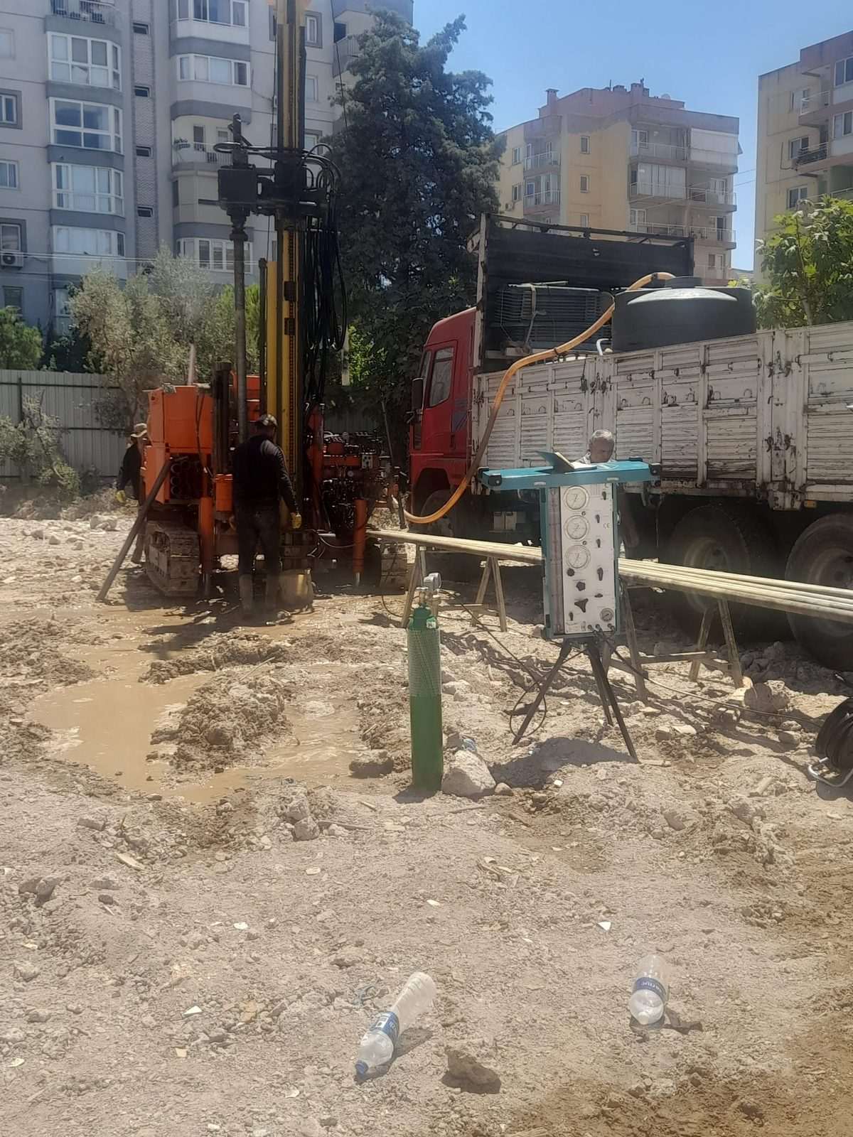 Zemin sondajı çalışması — paletli sondaj makinesi