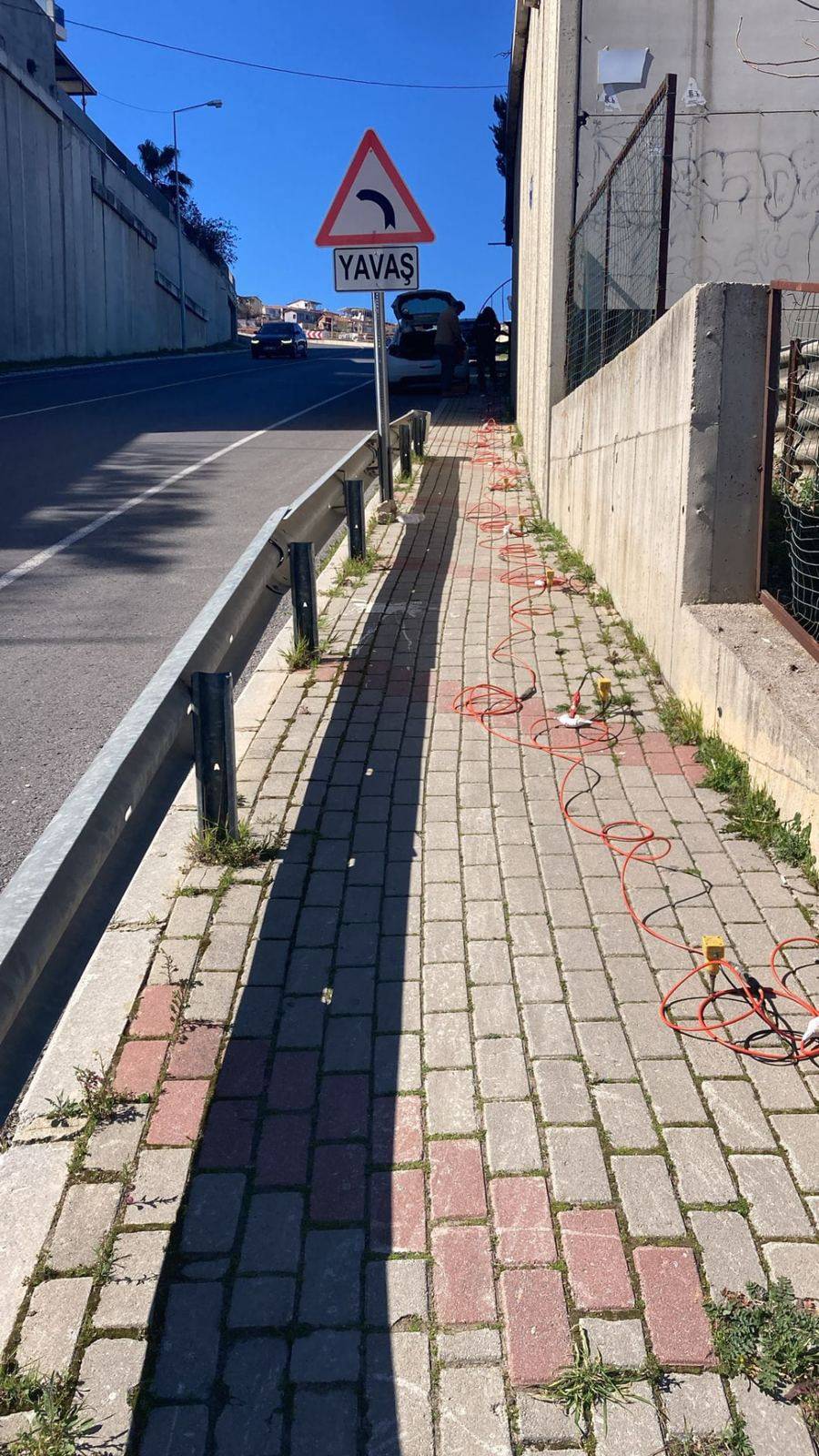 Yol kenarında sismik ölçüm hattı kurulumu