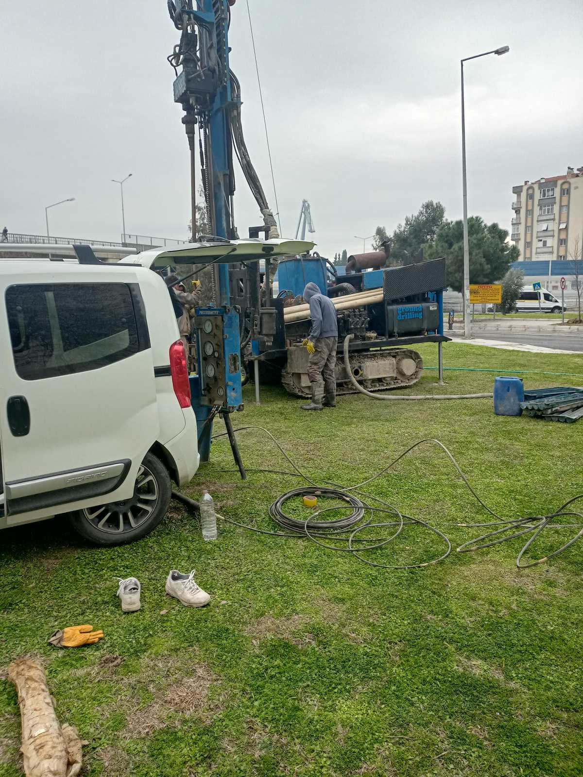 Presiyometre deneyi ve sondaj makinesi saha kurulumu