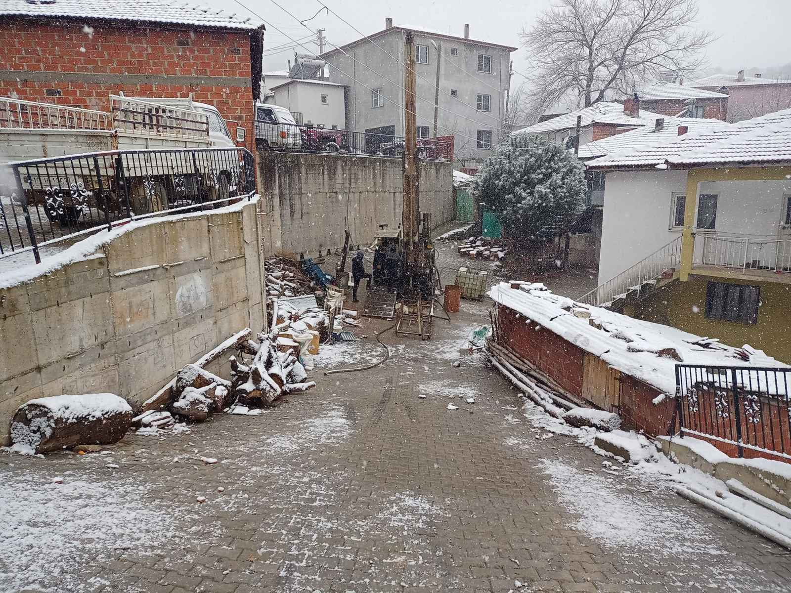 Karlı havada sondaj kulesi ile zemin etüdü